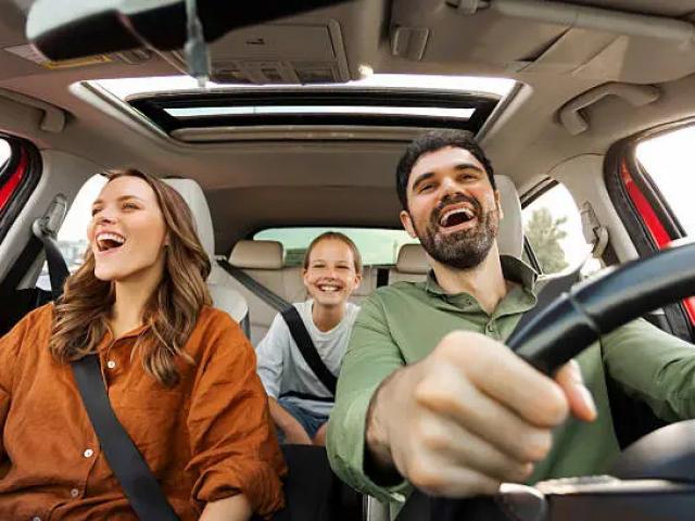 Douleurs lombaires en voiture : comment éviter le mal de dos sur la route des vacances ?