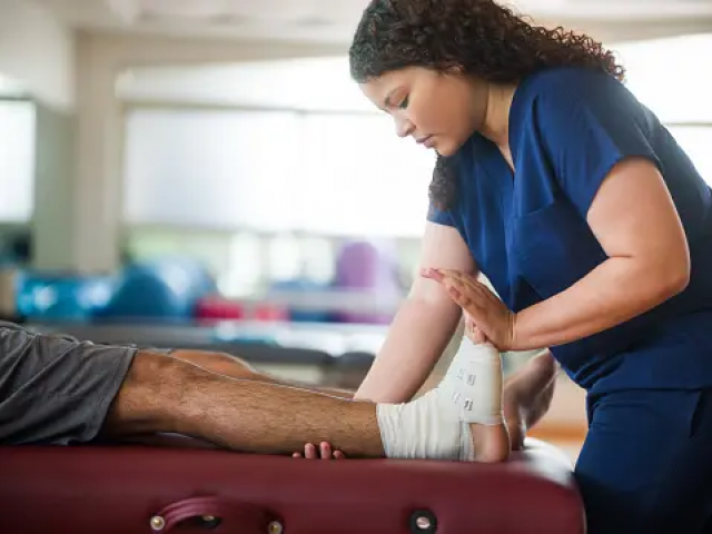 Comment l'ostéopathie améliore la récupération après une blessure sportive ?